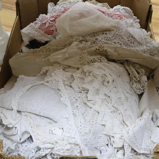 A quantity of mixed linen and lace